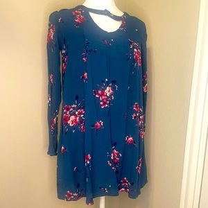 Xhileration women’s Small floral long sleeve blouse open slit sleeves blue